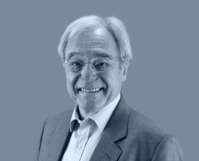 Photo de Jean-Pierre Helfer sur un fond gris